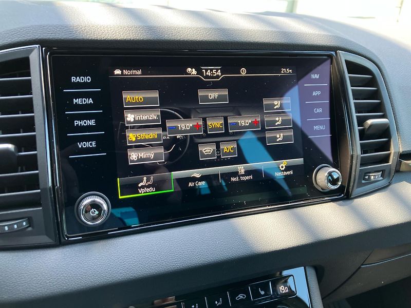 Škoda Karoq 2.0 TDi 110 kW SPORTLINE 4X4 D - fotka 18 z 30