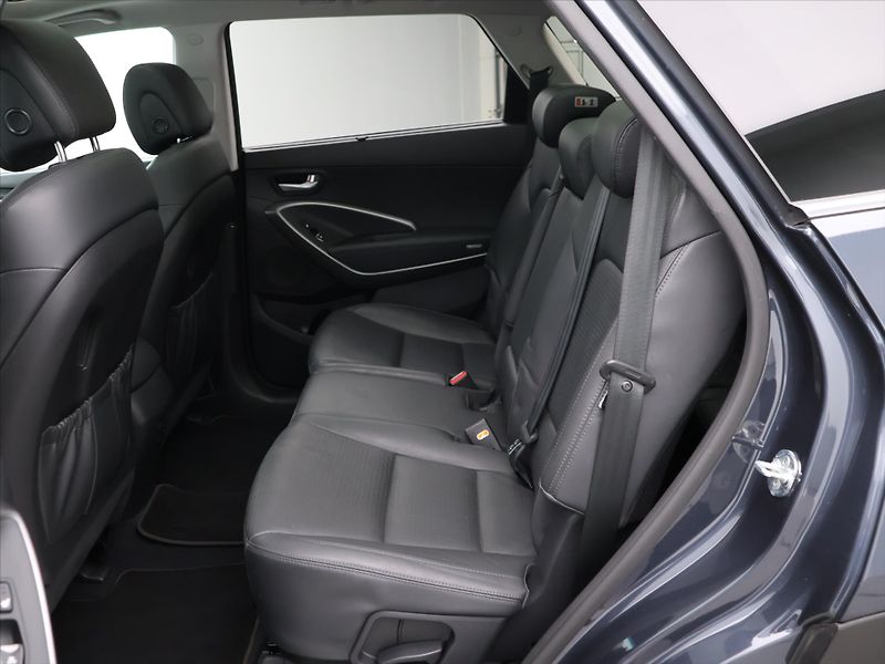Hyundai Grand Santa Fe 2,2 CRDI 145kW CZ Luxury DPH - fotka 16 z 32