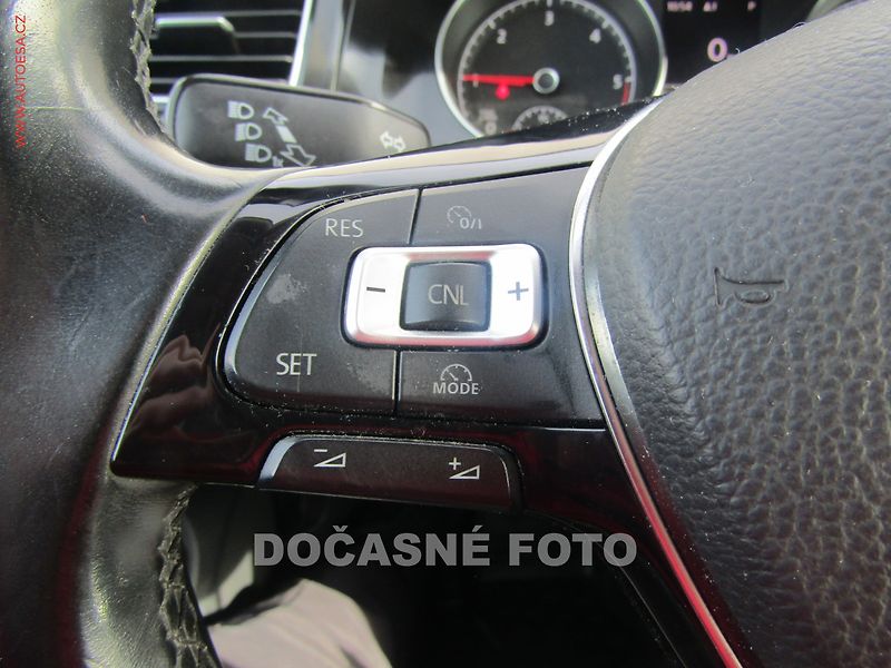 Volkswagen Golf (2015) 1.6TDi, ČR, DSG, park.asist - fotka 12 z 20