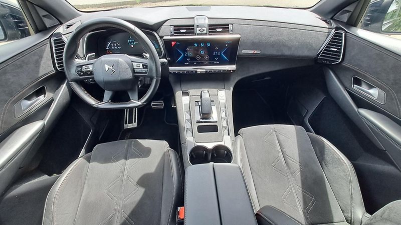 DS Automobiles DS7 Crossback E-Tense 4x4 PERFORMANCE Line - fotka 14 z 27