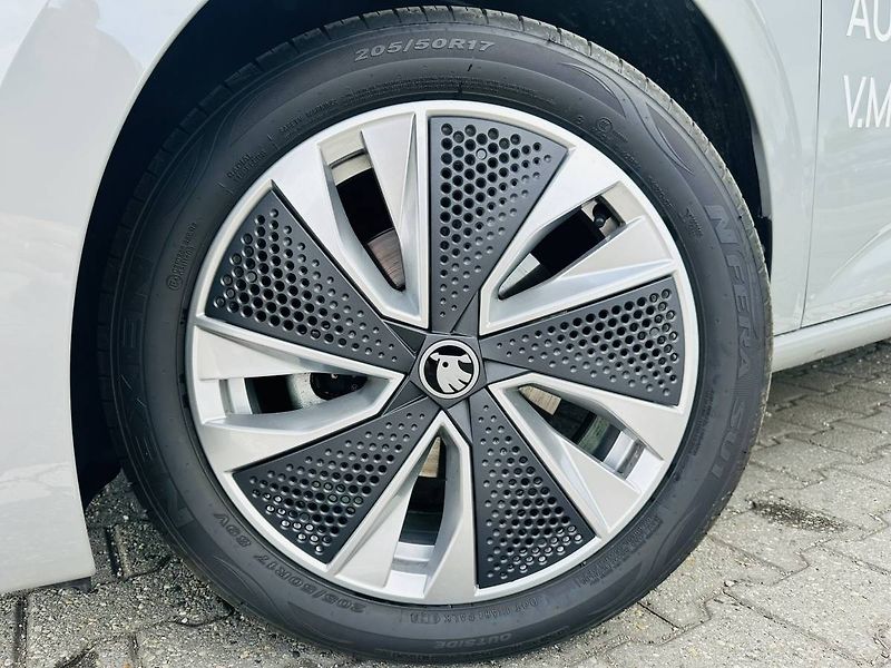 Škoda Scala Top Selection 1,0 TSI 85kW MT6 - fotka 26 z 27