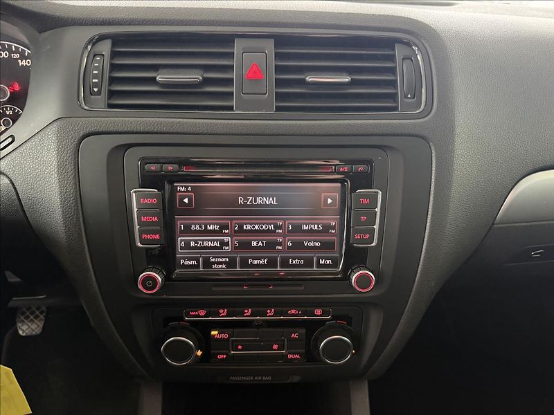 Volkswagen Jetta 1,2   1.MAJITEL, 77KW, SERVISK - fotka 16 z 18