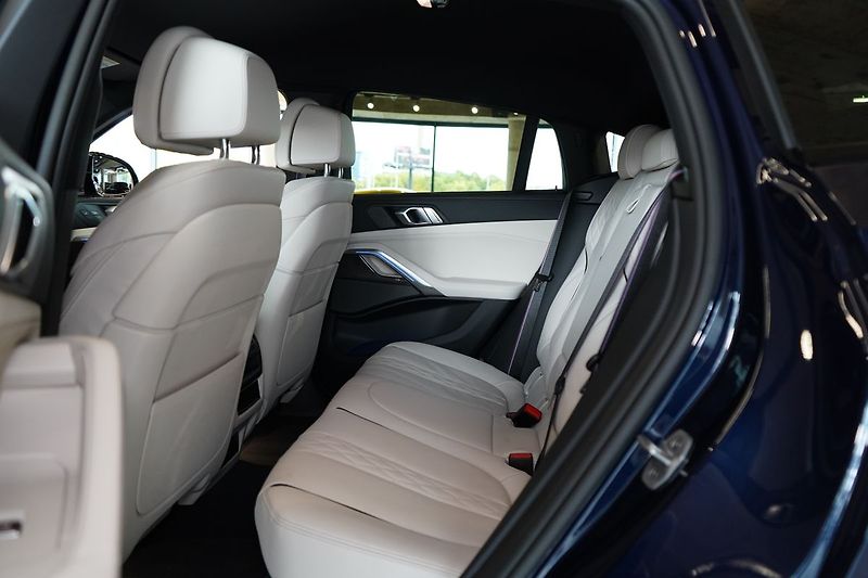 BMW X6 30d xDrive, Vzudch, Masáž - fotka 43 z 47