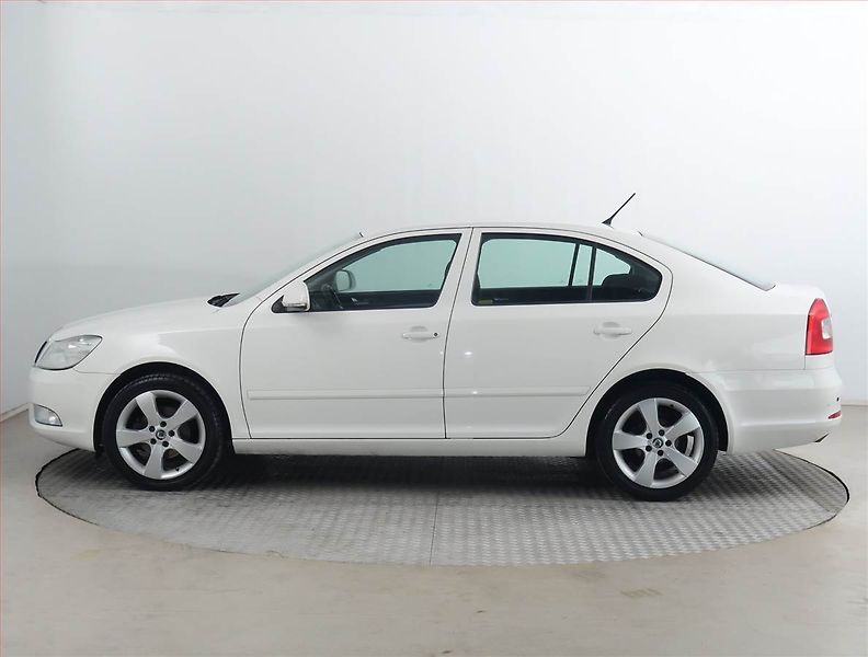 Škoda Octavia (2011) Ambiente 1.6 TDI, Tempomat - fotka 3 z 15