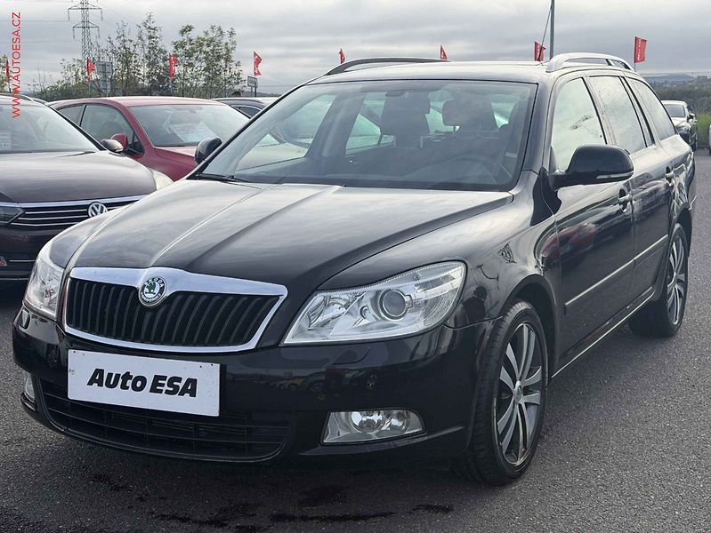 Škoda Octavia (2012) 2.0 TDi, AT, xenon, autoAC - fotka 3 z 17