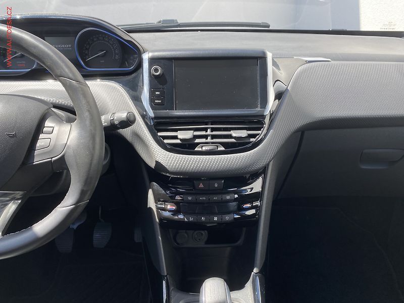 Peugeot 2008 (2015) 1.2PT, Allure, park. čidla - fotka 12 z 17