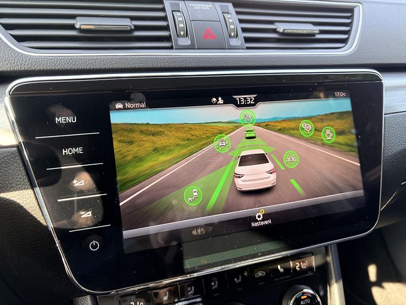 Škoda Superb 2.0TDI DSG MATRIX CANTON - fotka 41 z 59