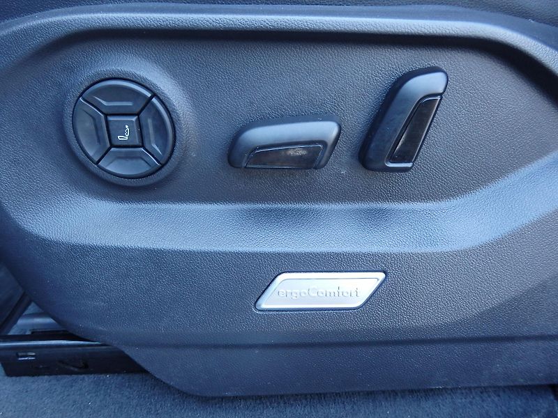 Volkswagen Touareg 4.0 TDI V8 310 kW R-LINE - fotka 21 z 26