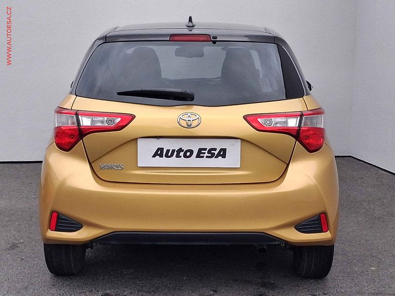 Toyota Yaris (2019) 1.5 VVT-iE, Kamera - fotka 5 z 16