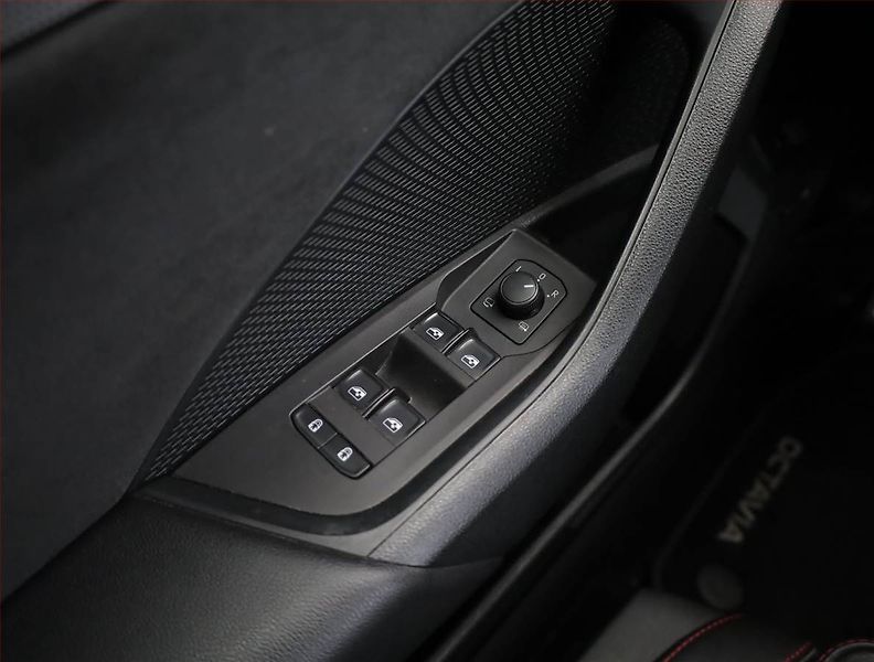 Škoda Octavia (2021) RS 2.0 TSI - fotka 18 z 21