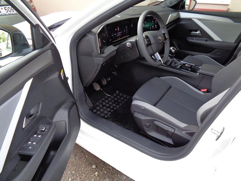 Opel Astra 1,2T SportsTourer,sada Komfort - fotka 9 z 24