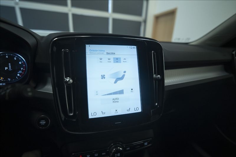 Volvo XC40 2,0 T5 AWD NAVI KAMERA TAŽNÉ - fotka 35 z 47
