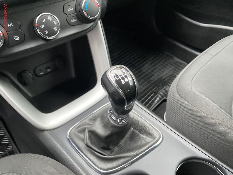 Kia Ceed (2015) 1.4 i, Style, TZ,  výhřev sed - fotka 14 z 14