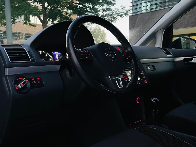 Volkswagen Touran 2.0TDI MANUÁL SENZORY VÝHŘEV - fotka 25 z 45