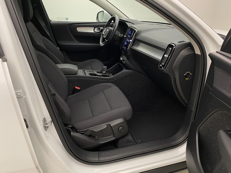 Volvo XC40 T3 MOMENTUM AUT REZERVACE - fotka 23 z 43