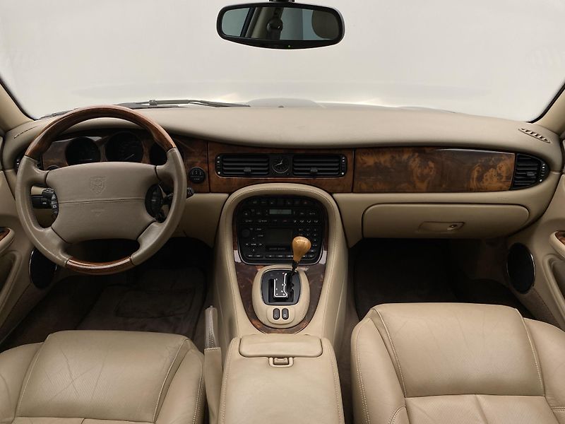Jaguar XJ V8 4.0 SOVEREIGN AUT - fotka 2 z 31