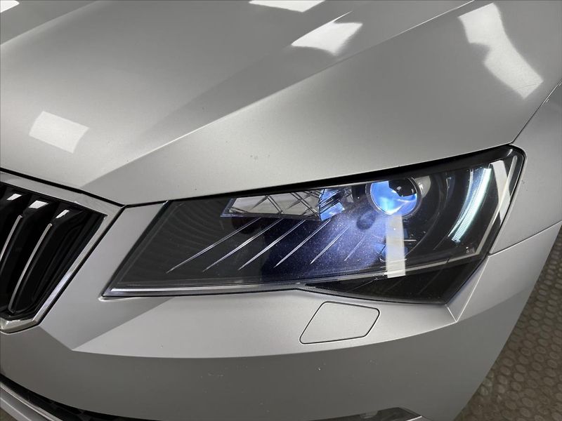 Škoda Superb 2,0 TDI ČR DSG NAVI CARPLAY - fotka 35 z 35