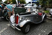 Na tradiční Lidický okruh dorazily desítky historických automobilů a motocyklů, které obdivovali návštěvníci z Kladna i širokého okolí.