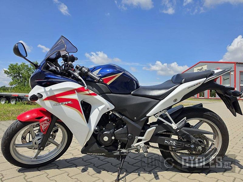 Honda CBR 250 R (2011) - fotka 11 z 13