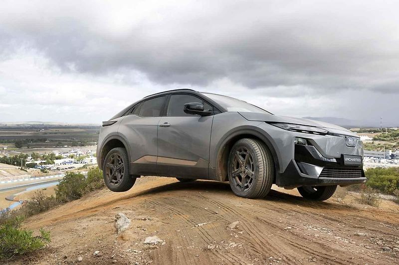 Místy muselo elektrické Subaru Uncharted projíždět i obtížnějším terénem.