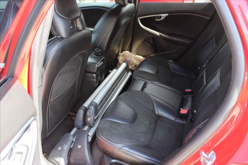 Volvo V40 2,0 D3  R-DESIGN,AUTOMAT - fotka 29 z 36