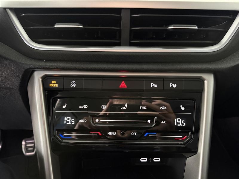 Volkswagen T-Roc 1,0   TSI 85kW,1.MAJ,SERVISKA - fotka 17 z 23