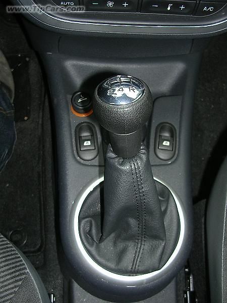 Motor ukrývající se za přední maskou má síly víc než dost.