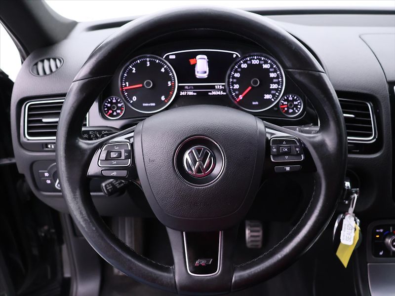 Volkswagen Touareg 3,0 TDI V6 DSG R-LINE CZ 4M - fotka 16 z 37
