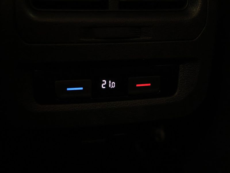 Volkswagen Touran 1,6 TDI 81kW Navi Tažné - fotka 25 z 34