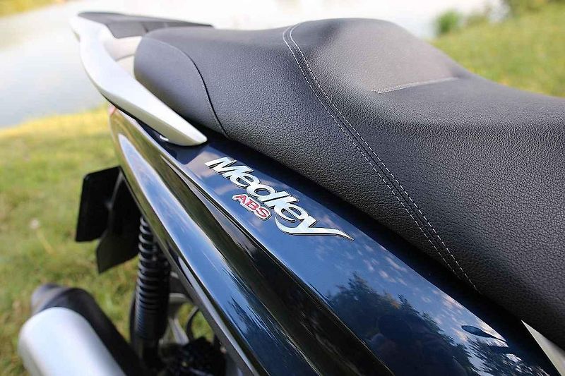 Piaggio MP3 500ie Sport LT (vlevo) a Piaggio Medley 125ie.