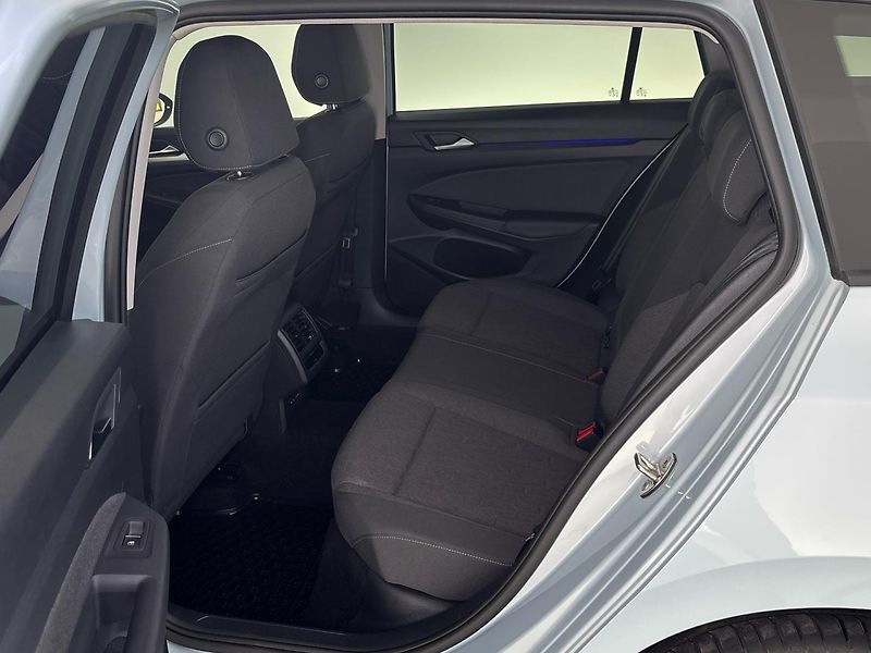 Volkswagen Golf Life DSG - fotka 8 z 29