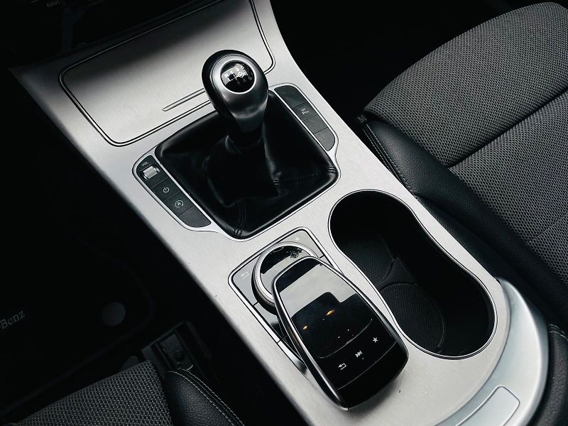 Mercedes-Benz Třídy C 220D MANUÁL VÝHŘEV SENZORY LED - fotka 39 z 52