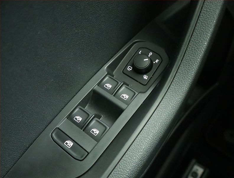 Škoda Karoq (2024) Sportline 1.5 TSI - fotka 17 z 17