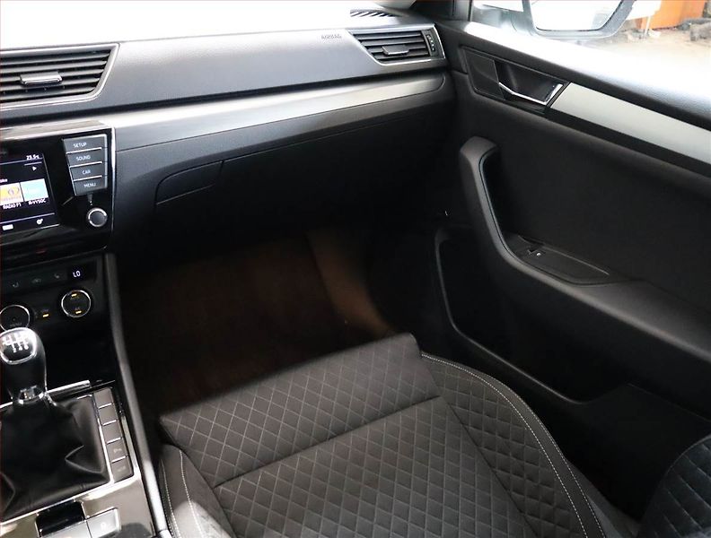 Škoda Superb (2015) Style 1.8 TSI, Bi-Xenony - fotka 8 z 21