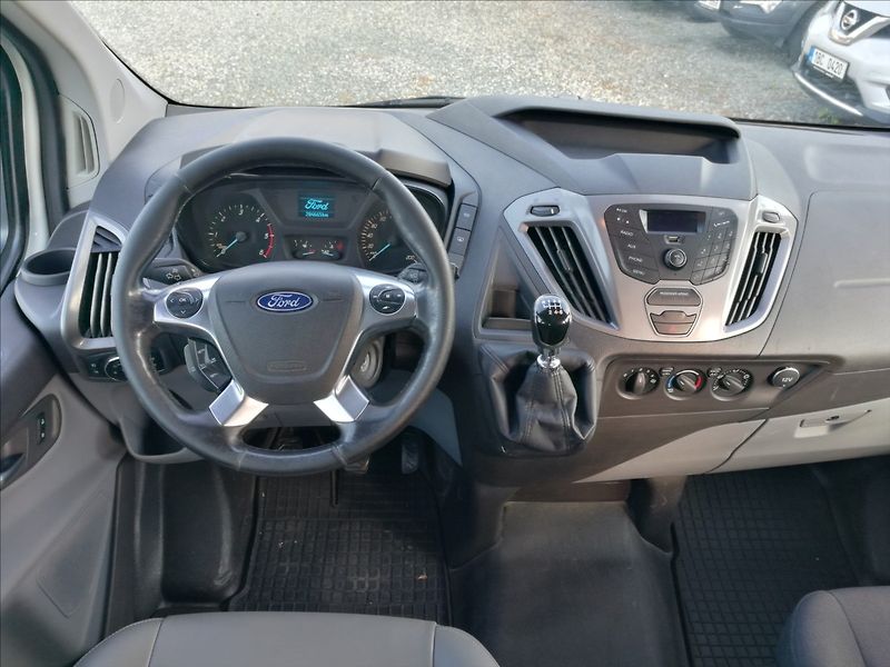 Ford Tourneo Custom 2,0 TDCi L 2 8 míst - fotka 7 z 24