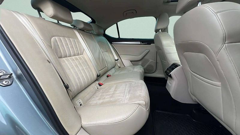 Škoda Superb Liftback 2.0 TDI DSG 140kW 6AT - fotka 26 z 36