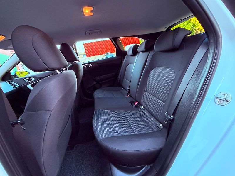 Kia Ceed 1.5 T-GDi Exclusive, ČR - fotka 12 z 28