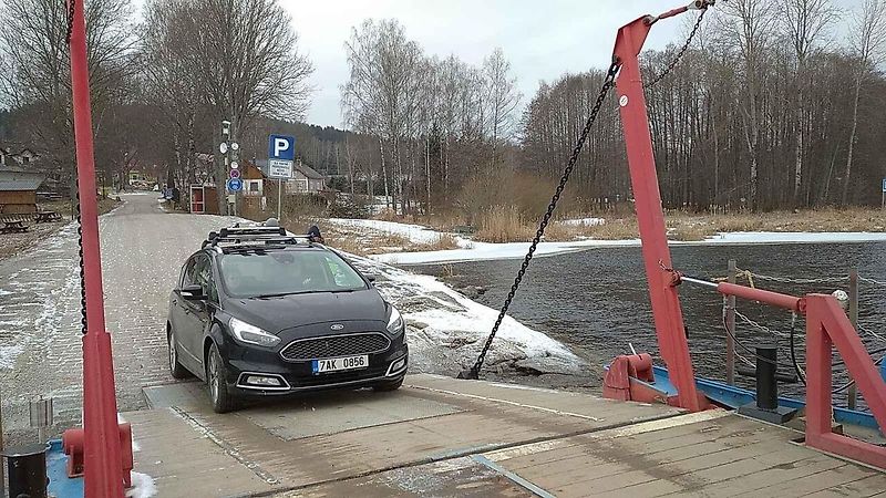 U Horní Plané se na zamrzlém Lipně vesele bruslí. Sem tam tudy ale na druhý břeh přejede i auto. Jen o pár set metrů dál přitom stále jezdí přívoz.