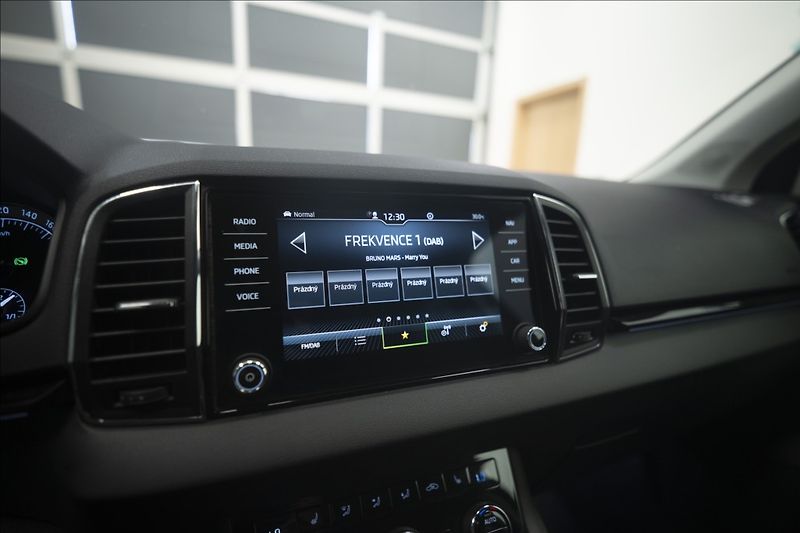 Škoda Karoq 2,0 TDI DSG KEYLESS VÝHŘEV ČR - fotka 29 z 38