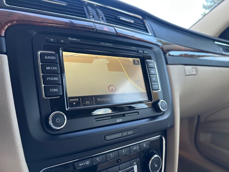 Škoda Superb (2012) 2.0TDi NAVI, SAMO.PARKOVANÍ - fotka 9 z 17