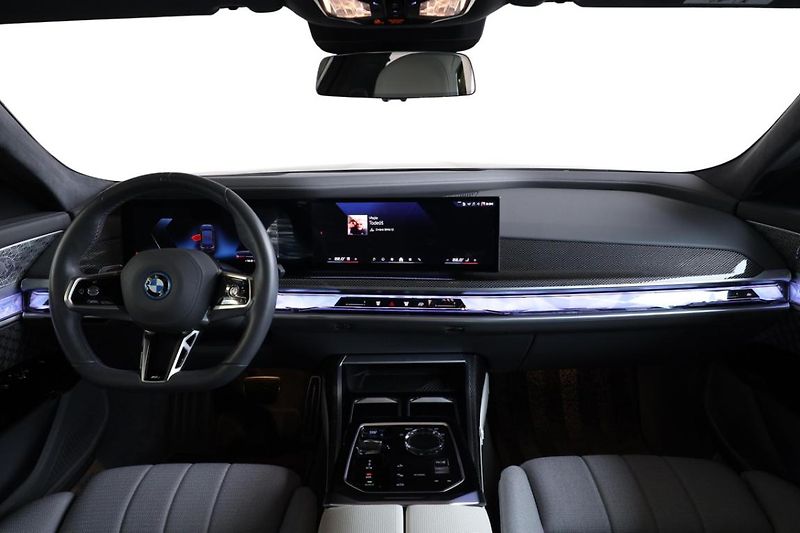 BMW i7 M70 - fotka 5 z 38