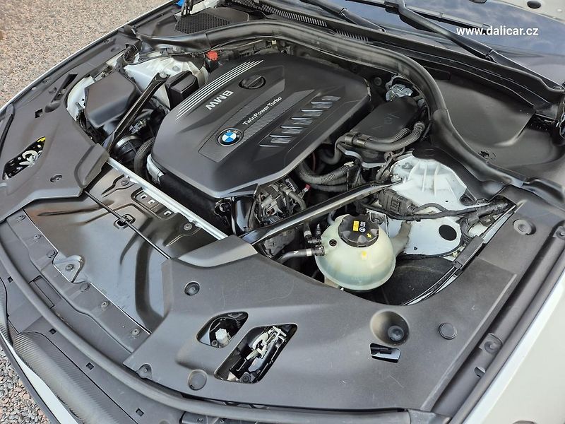 BMW Řada 5 (2017) 530d 195KW xDRIVE MSPORT Line - fotka 19 z 50