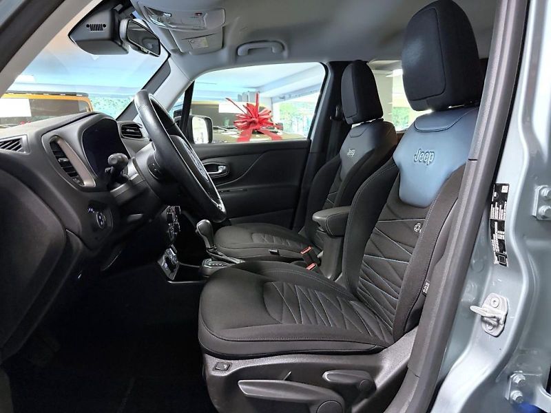 Jeep Renegade (2022) 1.3 T Plug-in Hybrid 4xe AT6 2 - fotka 8 z 21