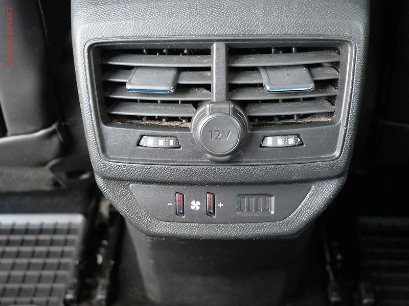 Peugeot 5008 (2018) 2.0HDi, AT, LED, kamera - fotka 26 z 28
