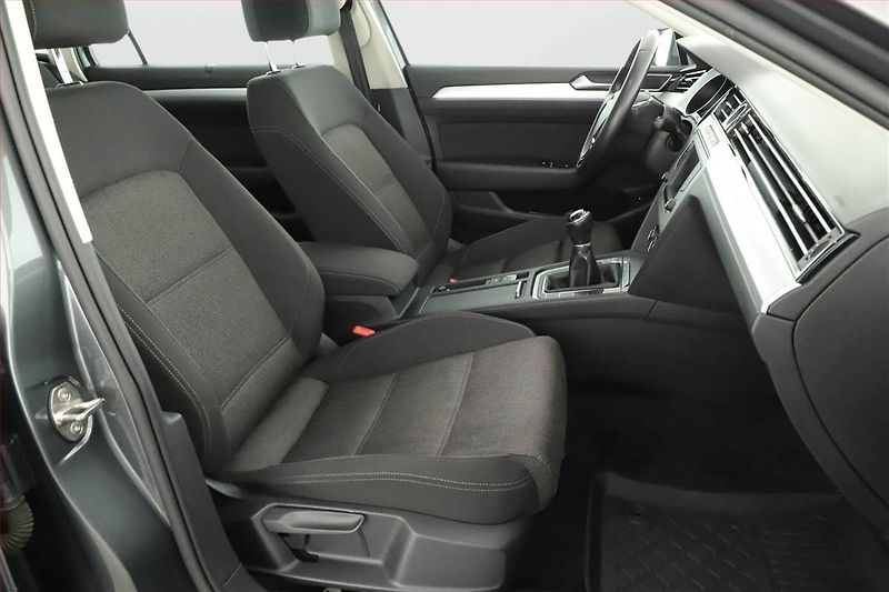 Volkswagen Passat (2016) 1.6 TDI, Navi, Tempomat - fotka 7 z 15