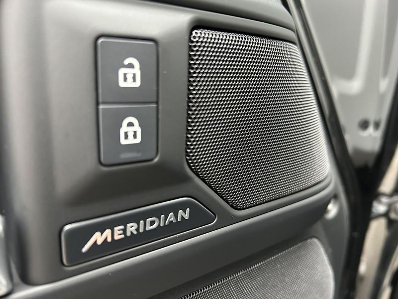 Land Rover Defender 110 D300 X-Dynamic SE - fotka 12 z 18