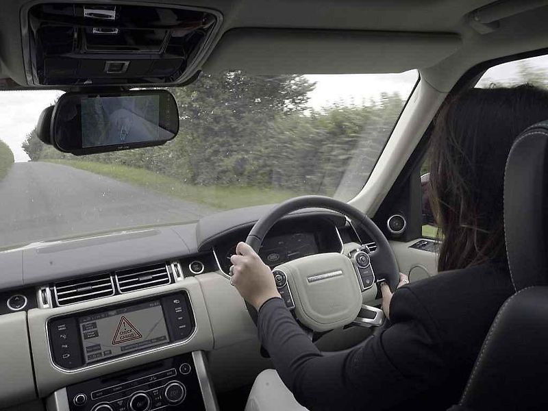 Land Rover vyvíjí kamerový systém, který umožní vidět skrz tažený přívěs nebo karavan.
