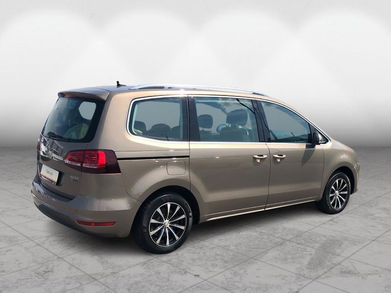 Volkswagen Sharan 2,0 TDI DSG 4motion Highline - fotka 2 z 29