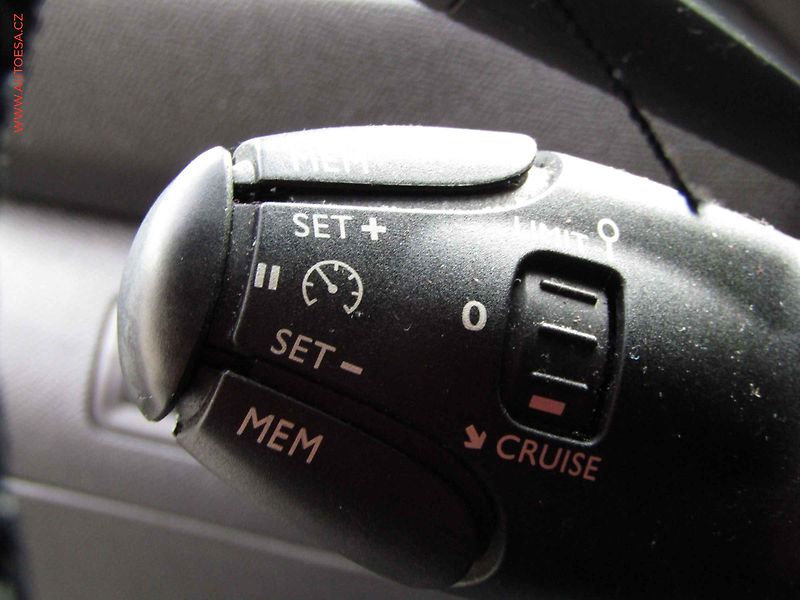Peugeot 308 (2015) 2.0 HDi, servis.kniha, LED - fotka 12 z 19