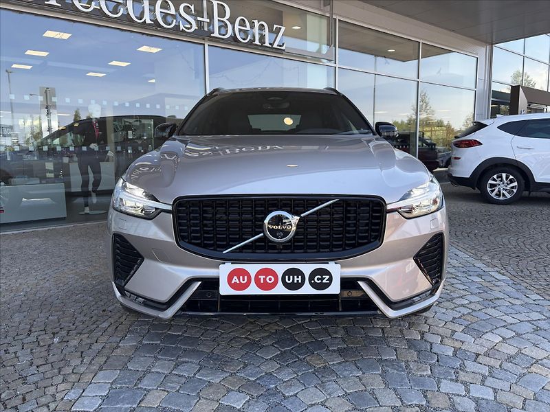 Volvo XC60 2,0   B4 AWD Dark PLUS - fotka 3 z 32